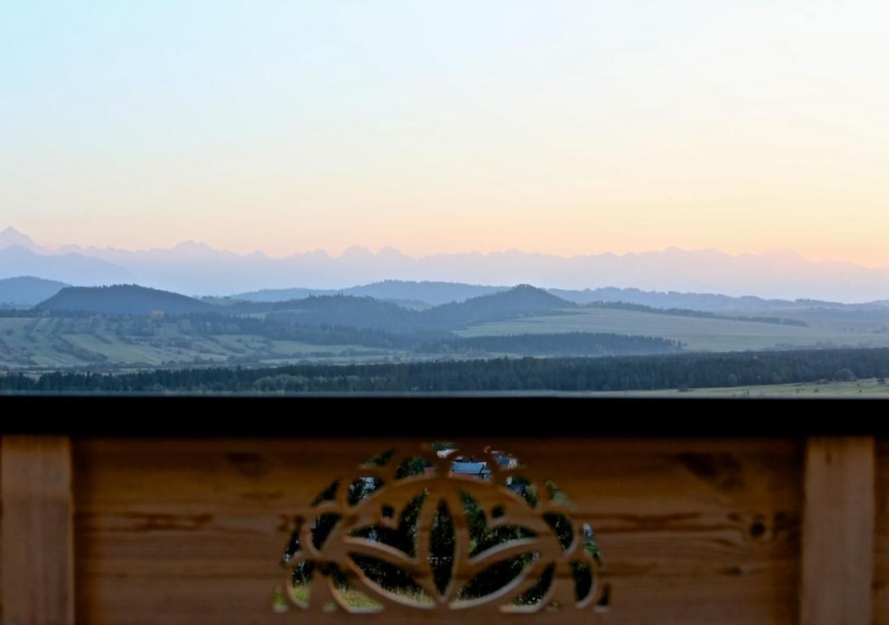 Górska panorama widziana ponad drewnianą balustradą
