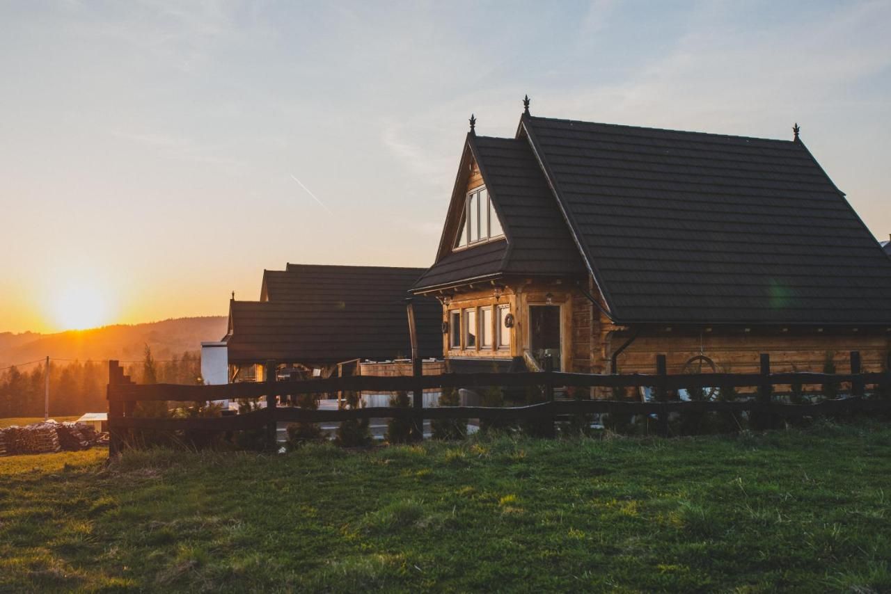 Dom na stoku podczas zachodu słońca